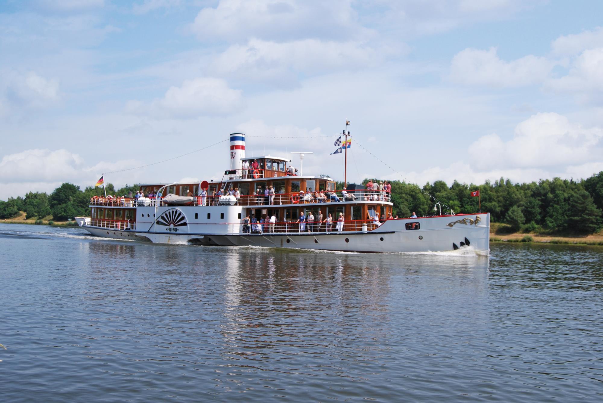 Große Nord-Ostsee-Kanalfahrt mit dem Raddampfer Freya
